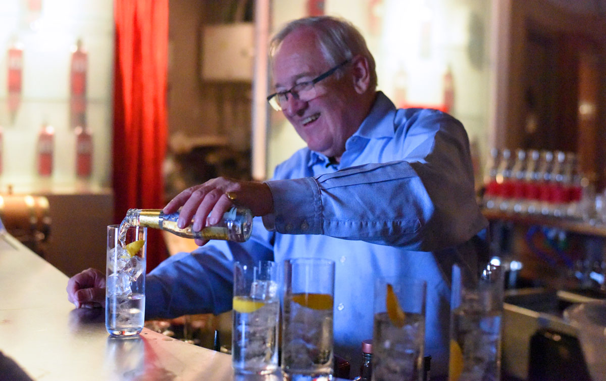 En Beefeater Gin & Tonic serveret af Master Destiller Desmond Payne. En Beefeater Gin & Tonic serveret af Master Destiller Desmond Payne.