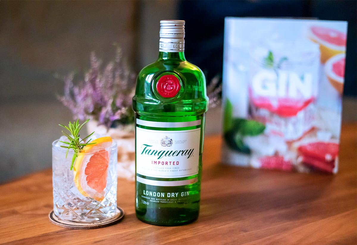 Tanqueray med Indian tonic, en halv skive rød grape & en kvist rosmarin – en klassiker der ALDRIG går af mode.