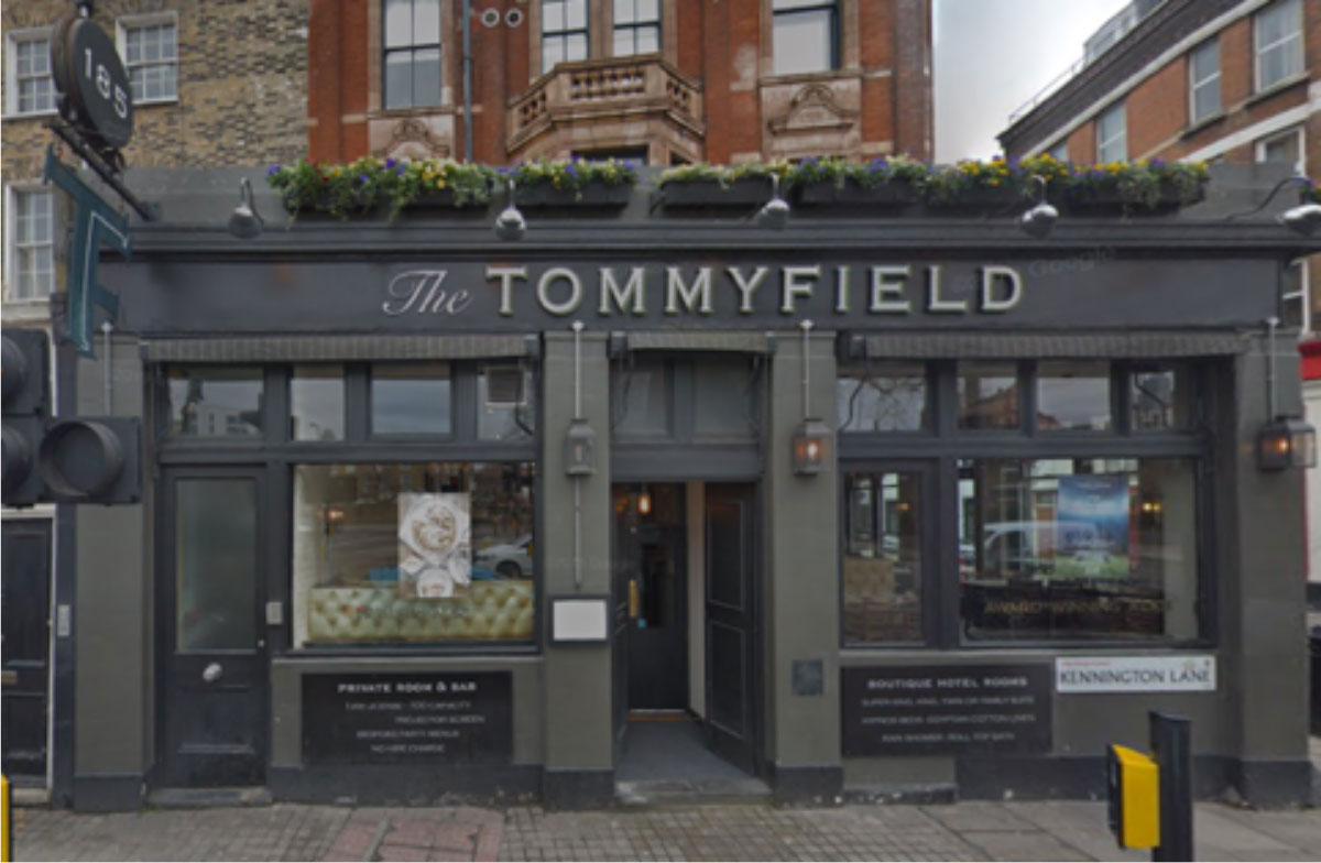 The Tommyfield – til frokost med Desmond Payne.