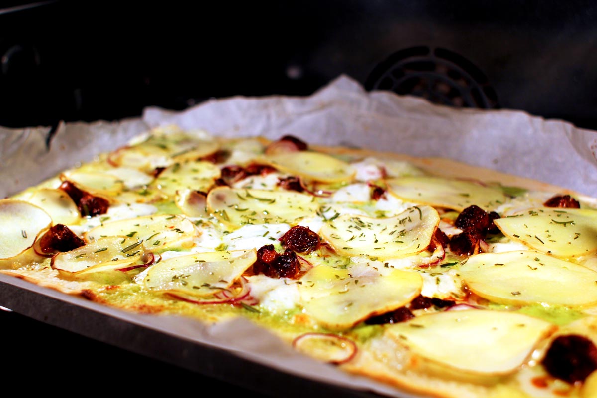 Kartoffelpizza netop landet i ovnen Kartoffelpizza netop landet i ovnen