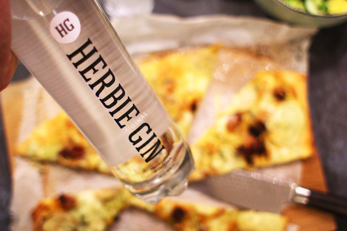 Herbie Original Gin fungerer perfekt til pizza med rosmarin Herbie Original Gin fungerer perfekt til pizza med rosmarin