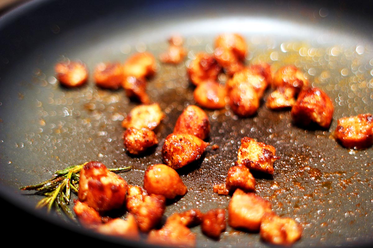Steg lige chorizo'en af med rosmarin, inden den skal på pizzaen Steg lige chorizo'en af med rosmarin, inden den skal på pizzaen