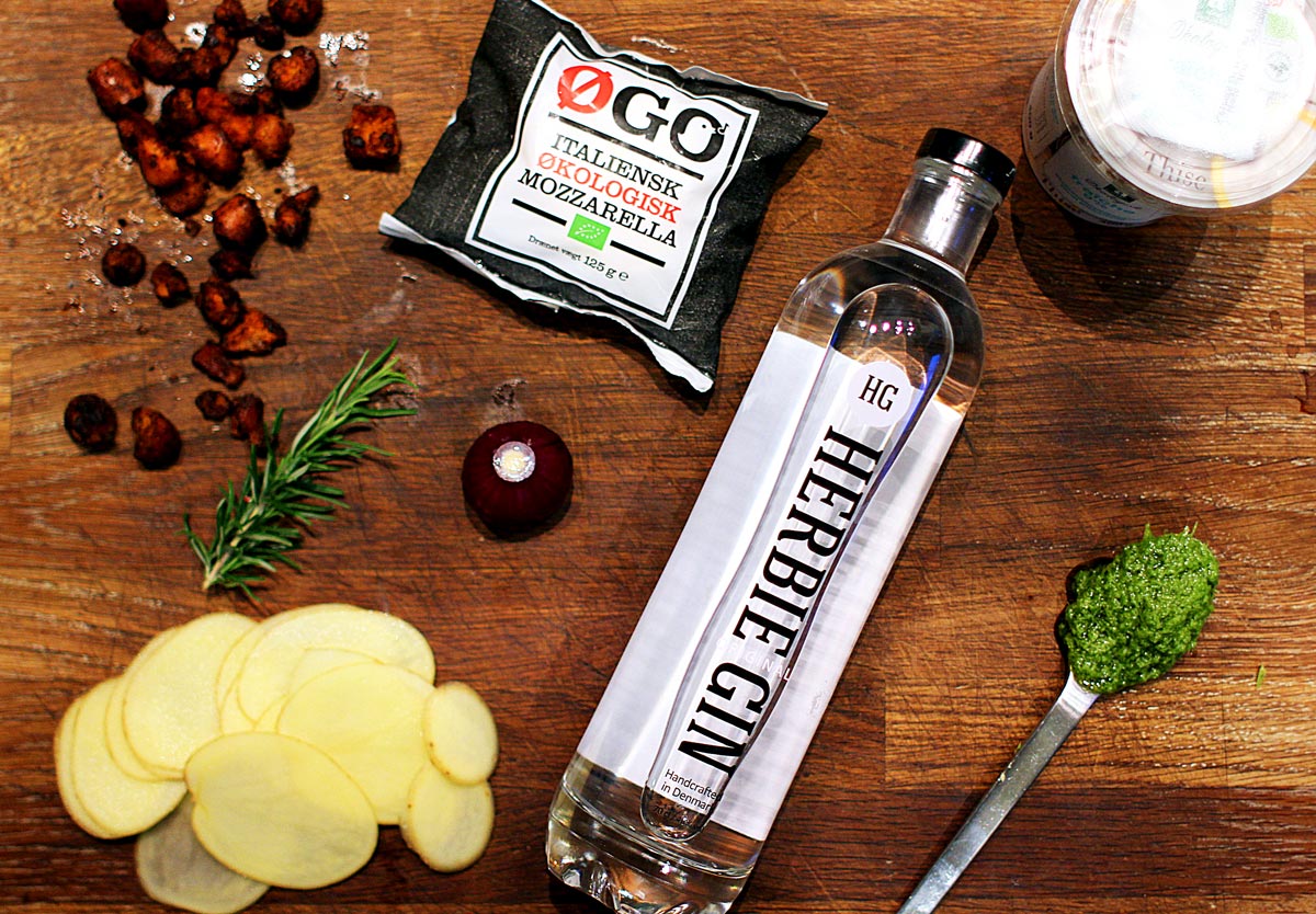 Ingredienserne til en lækker kartoffelpizza Ingredienserne til en lækker kartoffelpizza