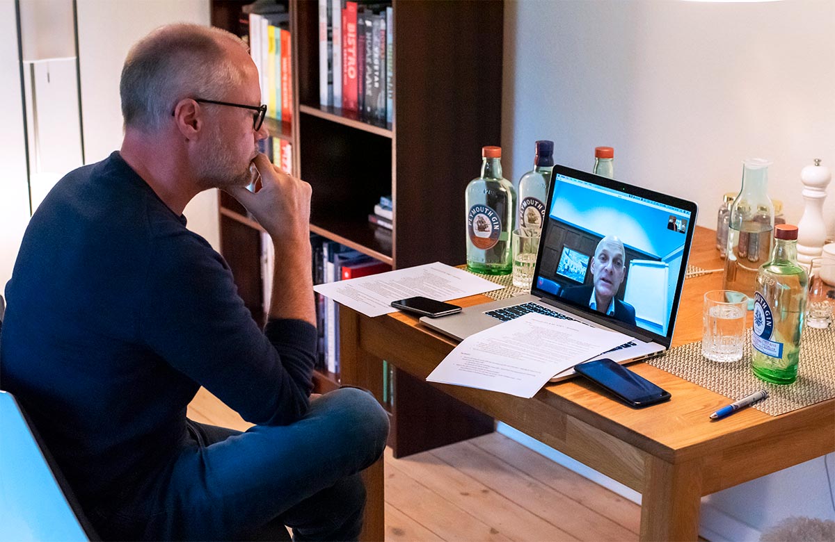 Gintossen interviewer Sean Harrison på Skype