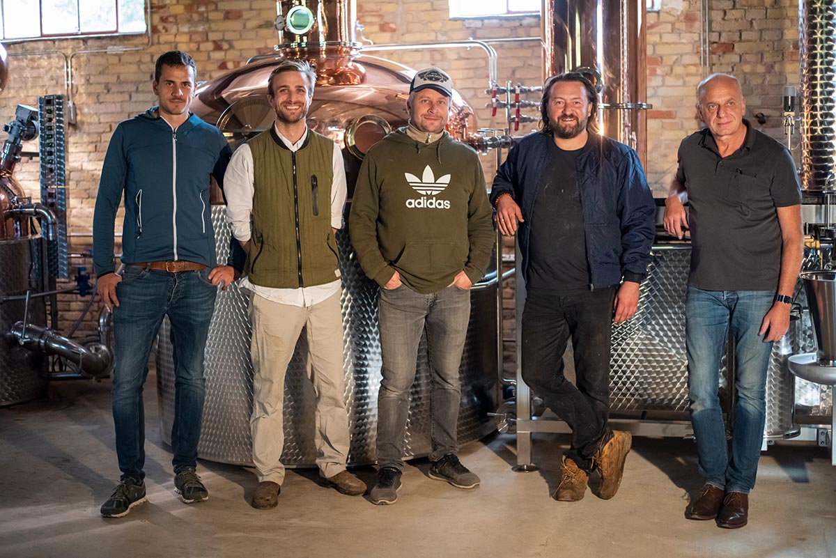 Familieportræt - Radius Distillery, flankeret af Müller Familieportræt - Radius Distillery, flankeret af Müller