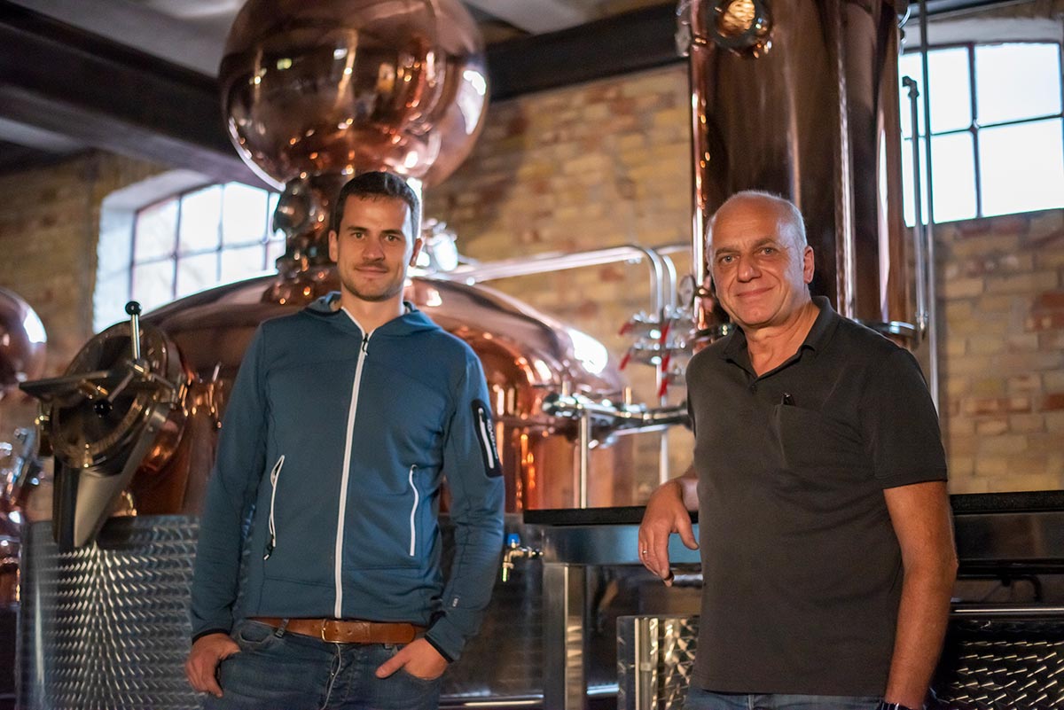 Herr Müller & søn ved med største pot still, de nogensinde har bygget Herr Müller & søn ved med største pot still, de nogensinde har bygget